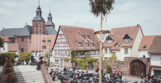 Schlossplatz mit Motorräder zur Motorradwallfahrt